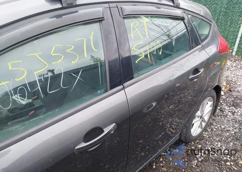 2015 Ford Focus Se z USA, uszkodzony, nr VIN 1FADP3KE8FL267102